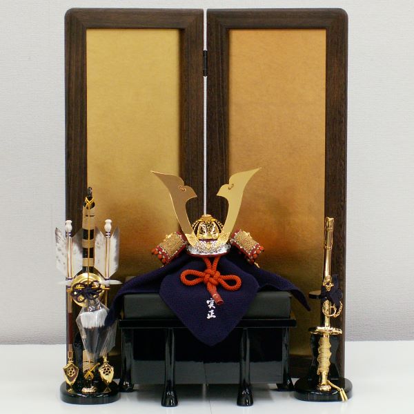 彫金細工が美しい別所実正の総唐草6号兜を金屏風と弓太刀で飾った五月人形
