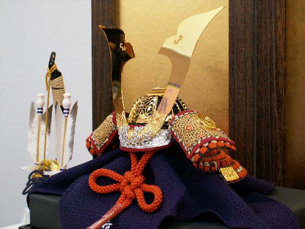 彫金細工が美しい別所実正の総唐草6号兜を金屏風と弓太刀で飾った五月人形