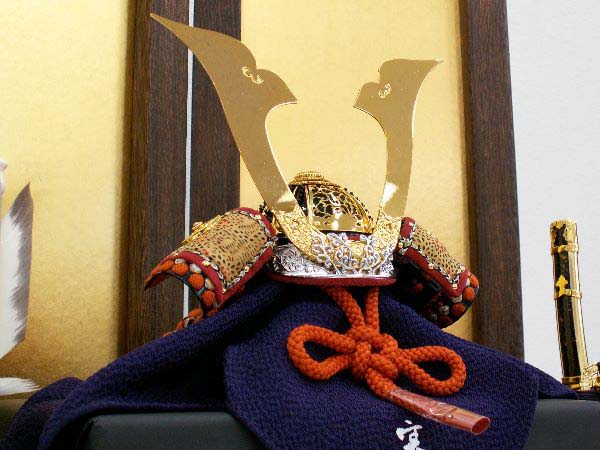 彫金細工が美しい別所実正の総唐草６号兜を金屏風と弓太刀で飾った五月人形