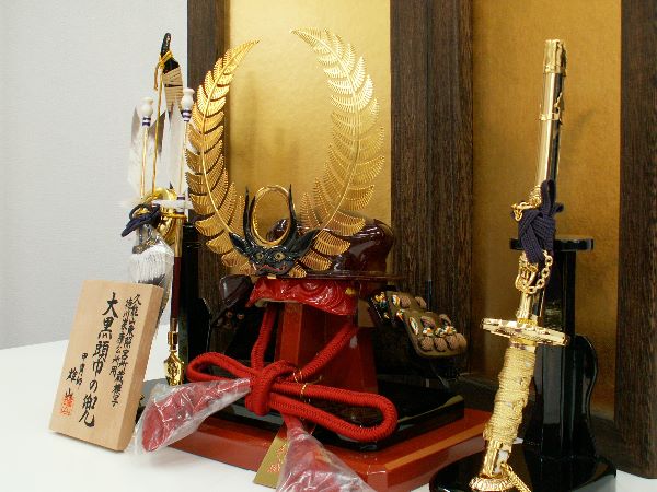 徳川家康の歯朶前立て兜を雄山工房が再現しました。シンプルに二曲屏風で飾った五月人形です