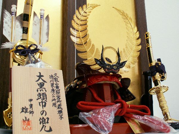 徳川家康の歯朶前立て兜を雄山工房が再現しました。シンプルに二曲屏風で飾った五月人形です