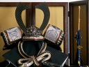 蛇革を素材に用いた渋い色合いの13号筋鉢兜の五月人形収納飾り