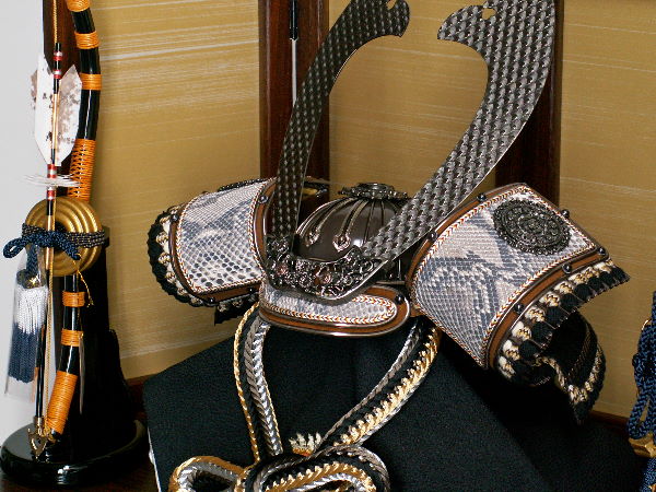 蛇革を素材に用いた渋い色合いの13号筋鉢兜の五月人形収納飾り