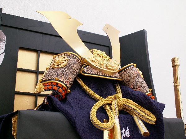 黒小札色々威し矧ぎ合わせ鉢大鍬形覆輪兜15号金格子富士型の五月人形