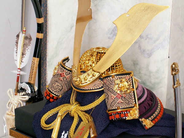 大鍬形が迫力の黒小札色々威し矧ぎ合わせ鉢覆輪15号兜をすっきりとした二曲屏風で飾る五月人形