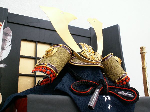 印伝と黒を生かした色合いで女性に人気の大鍬形兜15号金格子富士型の五月人形