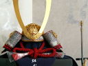 すらっと長い鍬形の黒小札赤糸威し矧ぎ合わせ鉢15号兜をすっきりとした二曲屏風で飾る五月人形