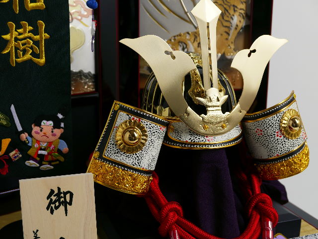 毛利元就公彫金龍虎曙塗り名前旗着用兜収納飾り