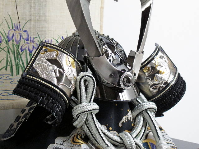 大きな鍬形がかっこいい銀色の彫金兜蜻蛉収納飾り