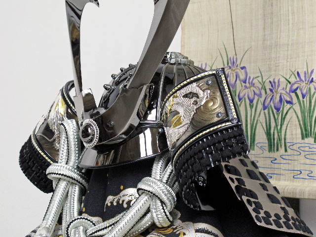 大きな鍬形がかっこいい銀色の彫金兜蜻蛉収納飾り