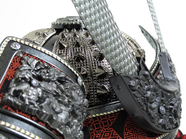 黒小札黒糸裾濃威し中鍬形兜蜻蛉収納飾り（着用可）