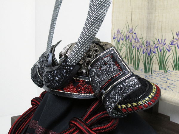 黒小札黒糸裾濃威し中鍬形兜蜻蛉焼桐収納飾り（着用可）