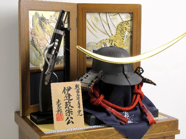 伊達政宗筋鉢黒がね兜火縄銃竜虎柄収納飾り（着用可）