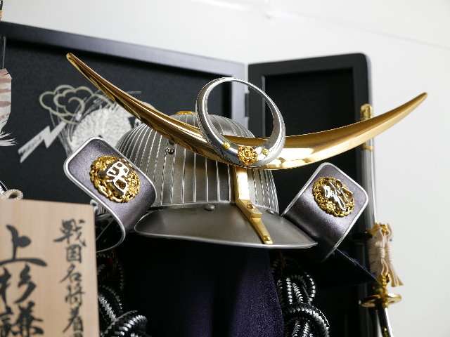 上杉謙信公日月前立て銀筋鉢着用兜雷銀龍収納飾り