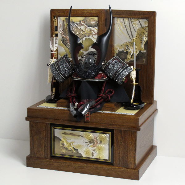 長鍬形黒小札黒裾濃威しブロンズ金物兜二曲竜虎柄収納飾り(着用可)