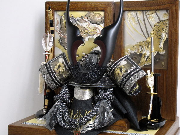 長鍬形黒小札紫裾濃彫金吹き返し兜二曲竜虎柄収納飾り（着用可）