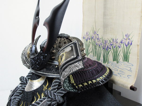 長鍬形黒小札紫裾濃彫金吹き返し兜蜻蛉収納飾り（着用可）