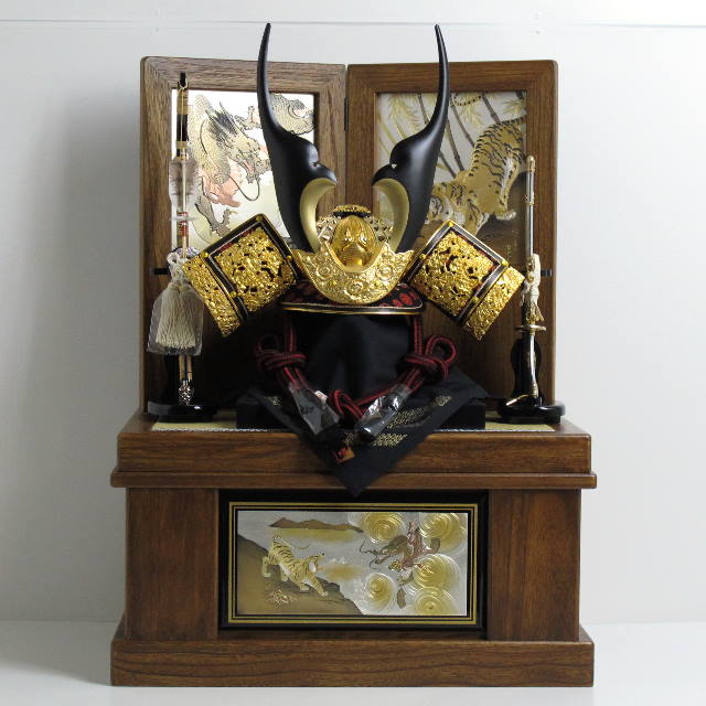 長鍬形黒小札赤糸威し金金物兜二曲竜虎柄収納飾り(着用可)