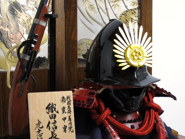 織田信長南蛮兜火縄銃竜虎柄収納飾り（着用可）