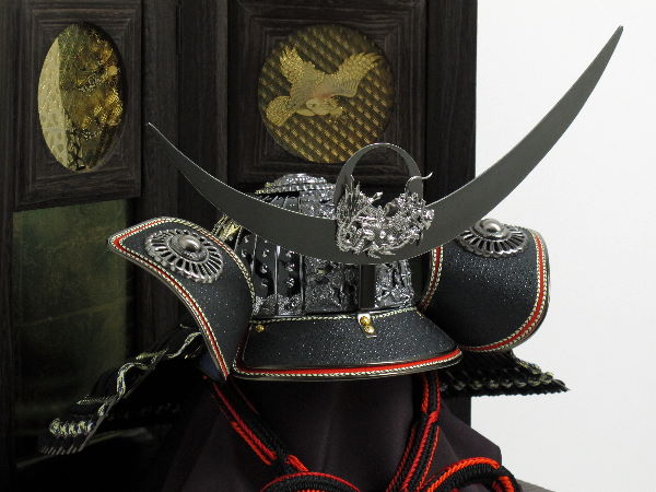 上杉謙信公日月前立てブロンズ兜透かし彫り収納飾り(着用可)
