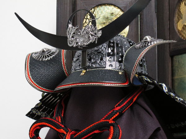 上杉謙信公日月前立てブロンズ兜透かし彫り収納飾り(着用可)