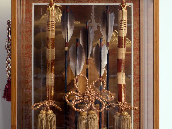 【破魔弓在庫処分】両脇に弓を配し、竹を素材にしたケースで雰囲気を変えた15号破魔弓ケース飾り