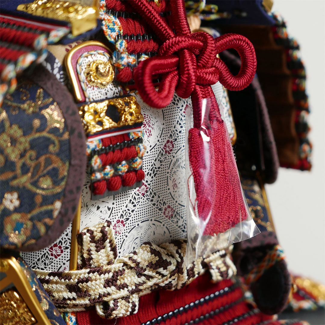 雄山作 甲子の雅 5号 黒小札茜糸威大鎧