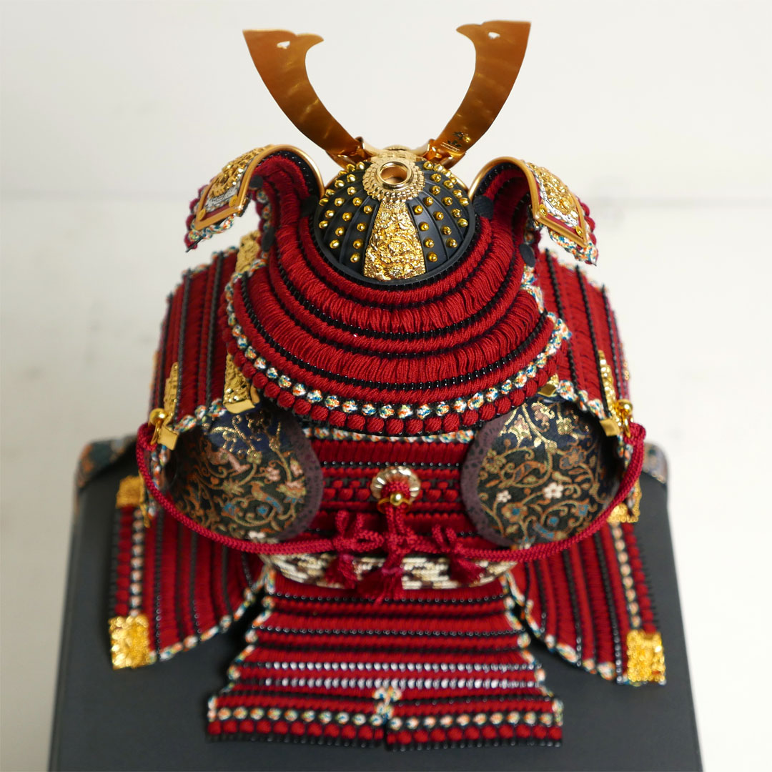 雄山作 甲子の雅 5号 黒小札茜糸威大鎧