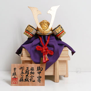 雄山作 甲子之誉7号純金箔押朱赤糸威しの兜 白木櫃