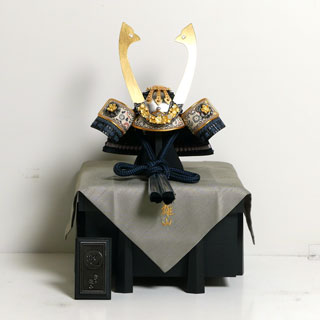 超絶技巧金物 天賦の兜 7号 夜香桜 黒小札鉄に紅梅