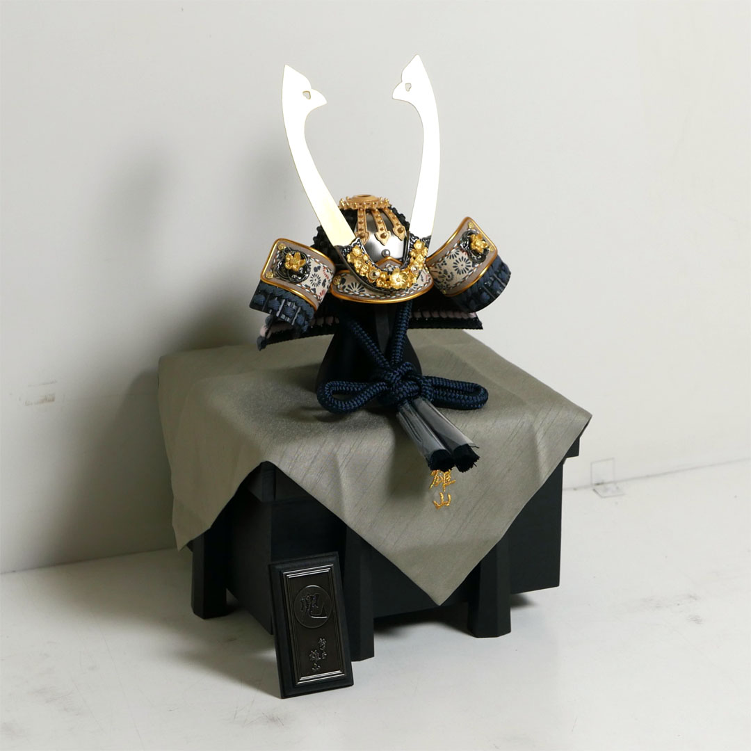 超絶技巧金物 天賦の兜 7号 夜香桜 黒小札鉄に紅梅