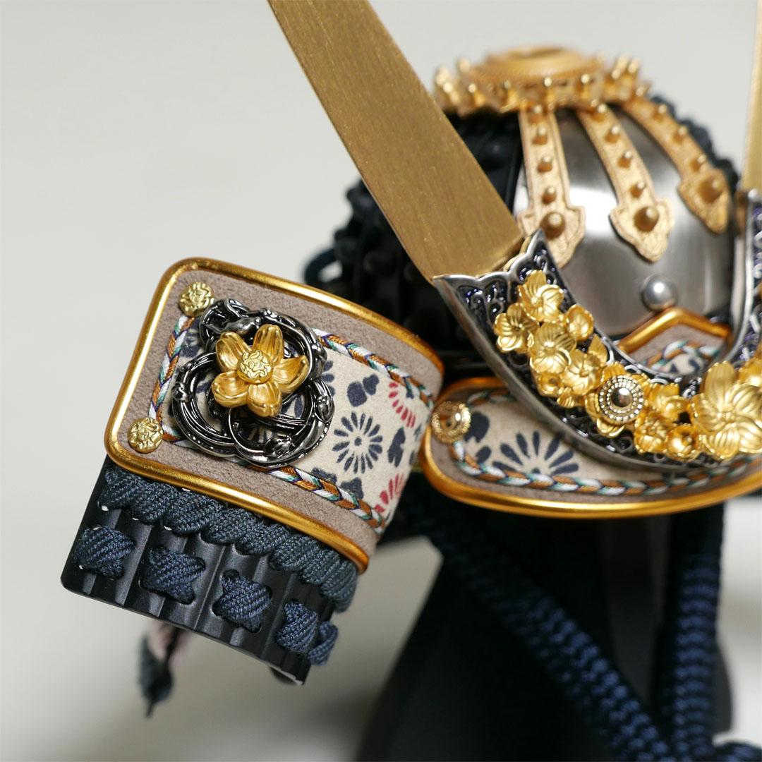 超絶技巧金物 天賦の兜 7号 夜香桜 黒小札鉄に紅梅