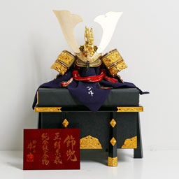 甲子之茜13号金小札茜糸威合わせ鉢之兜 雄山作