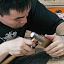鈴甲子雄山工房の腕利き職人が覆輪を五月人形の部品に鉄鎚を使い組み込んでいます。
