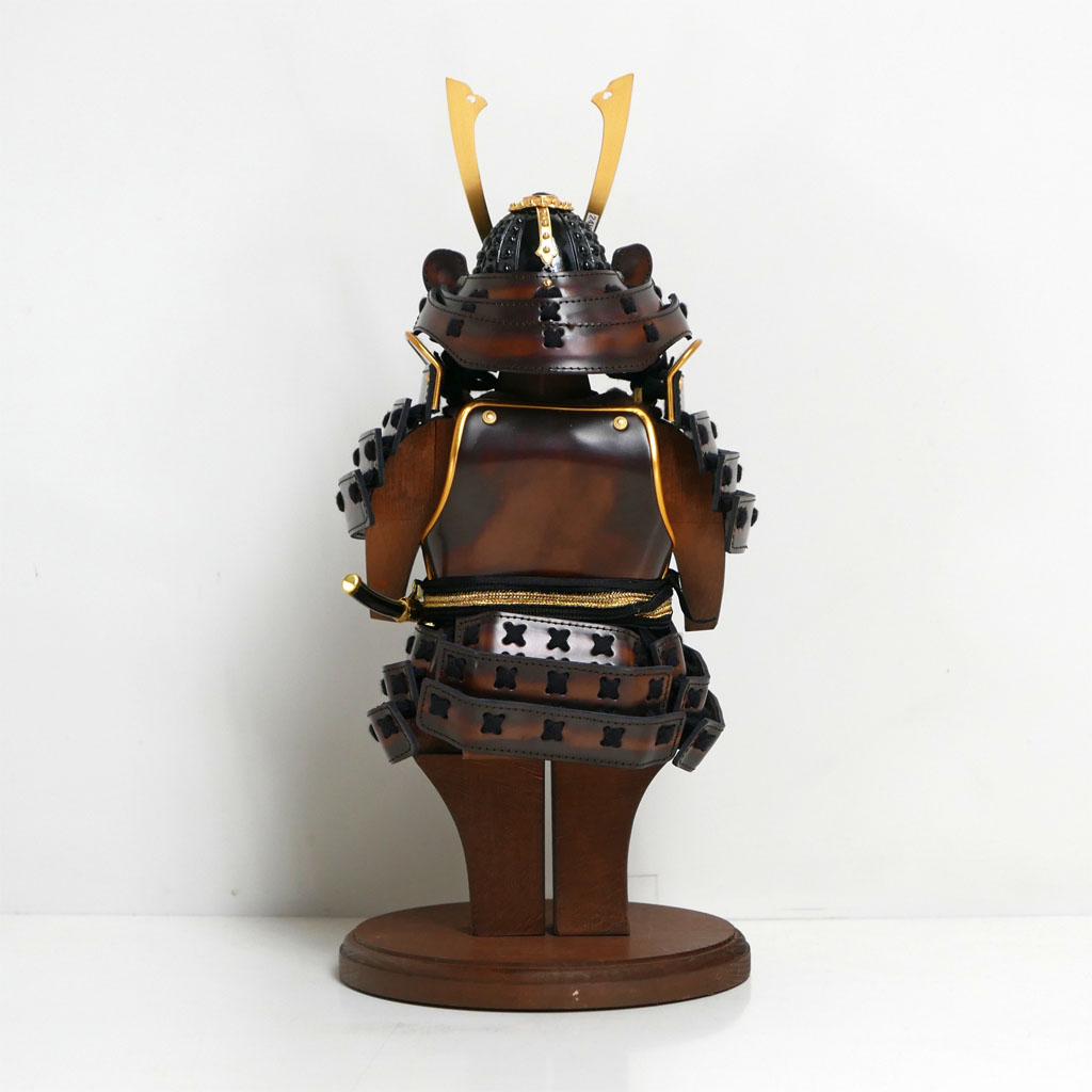 タンゴ侍 茶丸 アルマドラ 牛革 木製の五月人形 雄山作