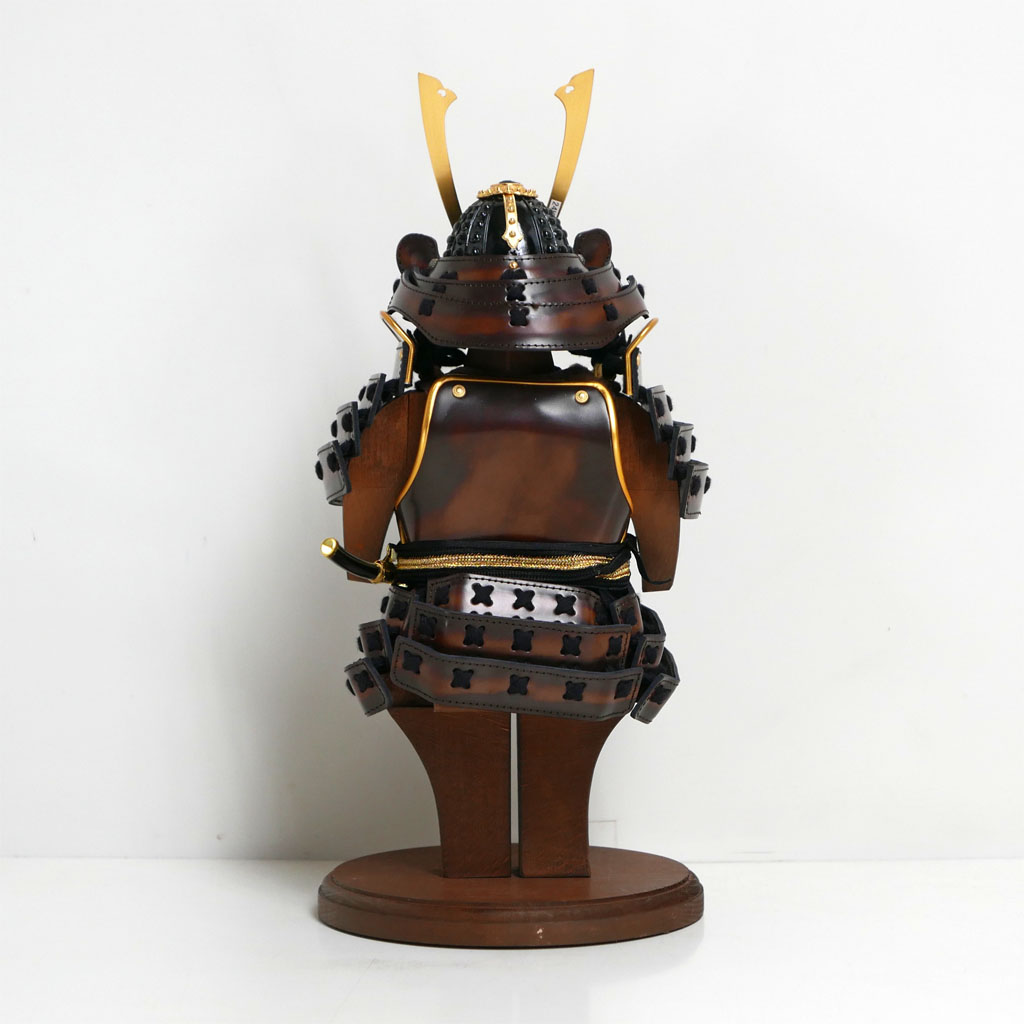 タンゴ侍 茶丸 アルマドラ 牛革 木製の五月人形 雄山作