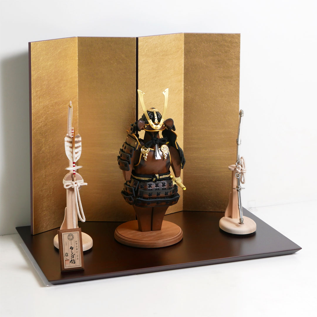 雄山作 タンゴ侍 茶丸牛革鎧金屏風木目台飾り