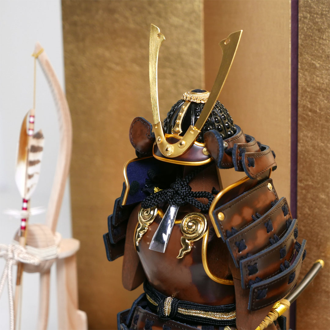 雄山作 タンゴ侍 茶丸牛革鎧金屏風木目台飾り