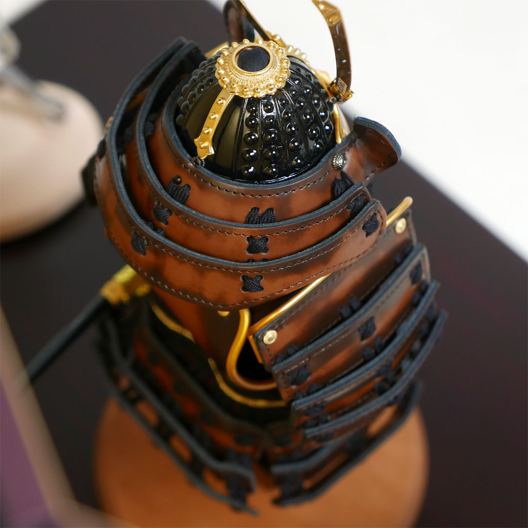 雄山作 タンゴ侍 茶丸牛革鎧金屏風木目台飾り