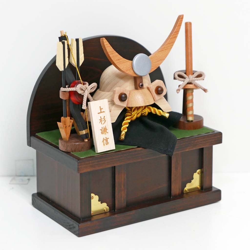 おしゃれな木製兜が安い 木で作った五月人形 端午の節句 広島市の人形問屋十二段屋