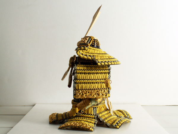 間口69cm！コンパクトな金茶小札黄糸威し胴丸鎧を金屏風飾りにしました