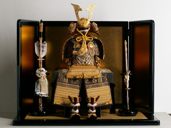 金色の小札を緋糸で威した豪華で品の良いコンパクト7号大鎧の五月人形
