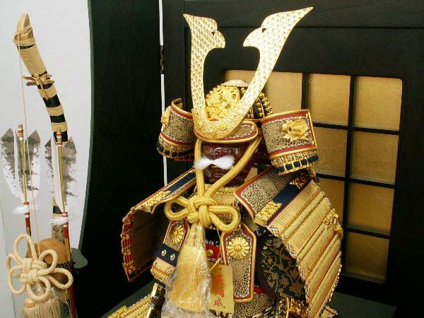 品の良い金小札緋縅コンパクト7号大鎧を縁起の良い末広がりで豪華に飾った五月人形