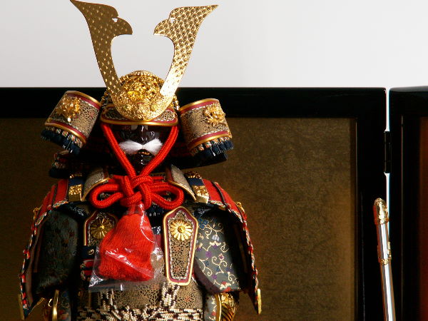 黒い小札を朱赤糸で威した引き立つコンパクト大鎧7号の五月人形