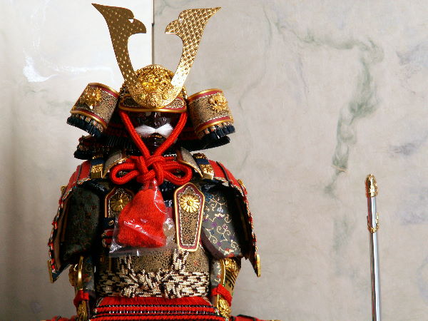 黒い小札を朱赤糸で威した引き立つコンパクト大鎧7号をすっきりとした二曲屏風で飾る五月人形
