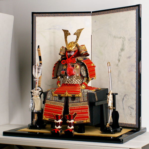 金色の小札を朱赤糸で威した華やかなコンパクト大鎧7号をすっきりとした二曲屏風で飾る五月人形