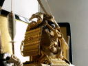 金小札黄糸威しの豪華な黄金鎧を金屏風で飾ったコンパクトな鎧飾り