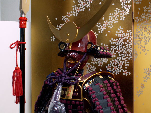 上杉神社所蔵、上杉謙信公所用黒小札紫糸威しの具足写しを桜舞う屏風で飾りました